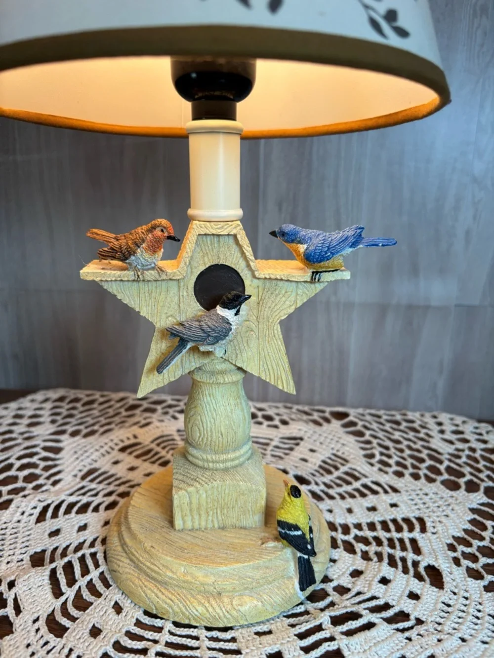 Bird-Themed Star Accent Table Lamp in Cream and Blue